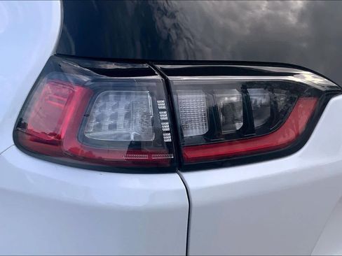 Used 2021 Jeep Cherokee Latitude Plus FWD image 25