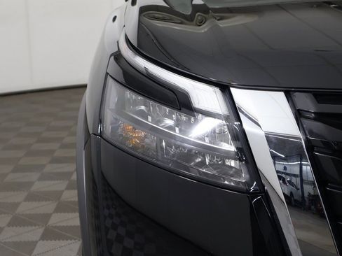 Used 2024 Nissan Pathfinder S image 11