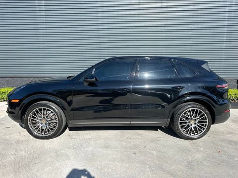 Used 2022 Porsche Cayenne Platinum Edition image 2