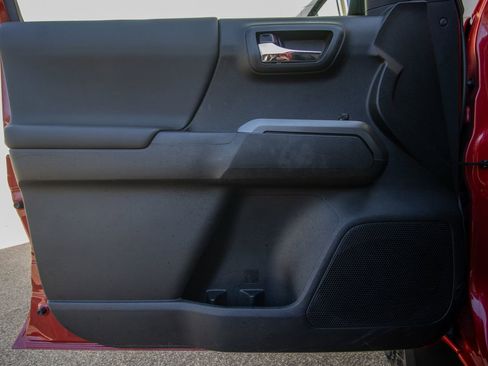 Used 2022 Toyota Tacoma TRD Off-Road image 10