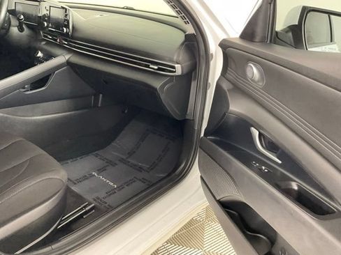 Used 2022 Hyundai Elantra SEL w/ Convenience Package FWD image 16