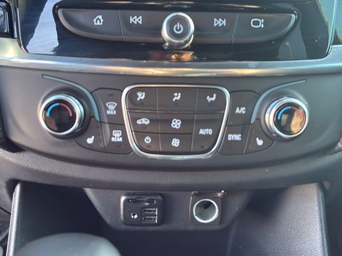 Used 2023 Chevrolet Traverse RS FWD image 22