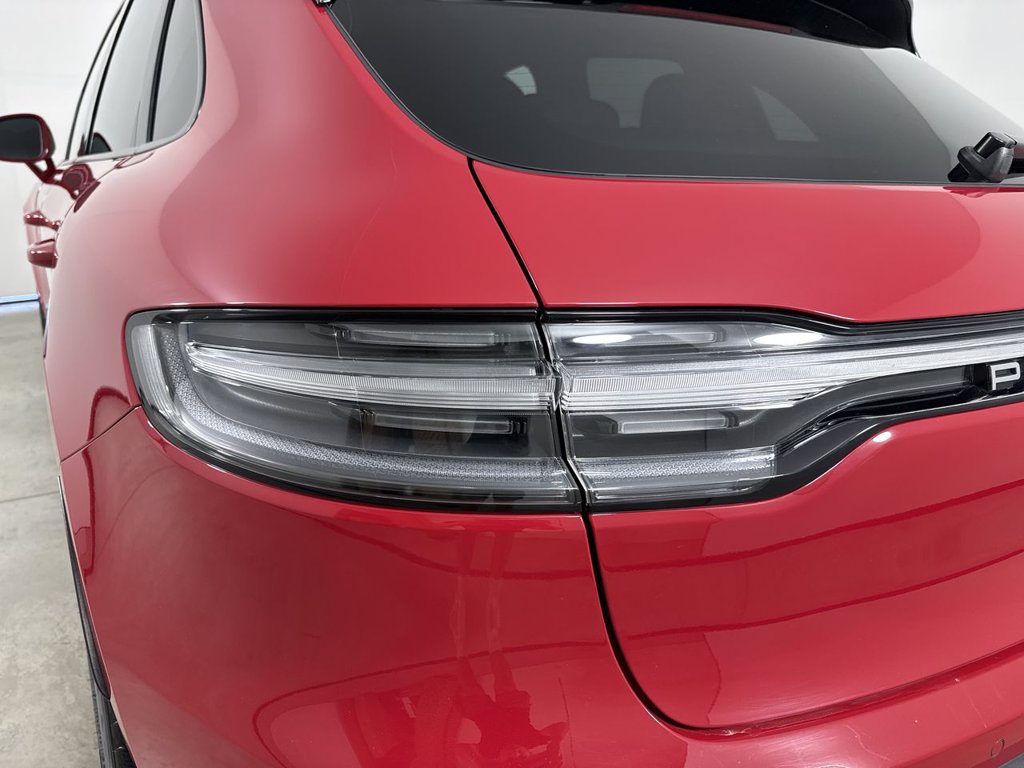 Certified 2025 Porsche Macan AWD/4WD image 18