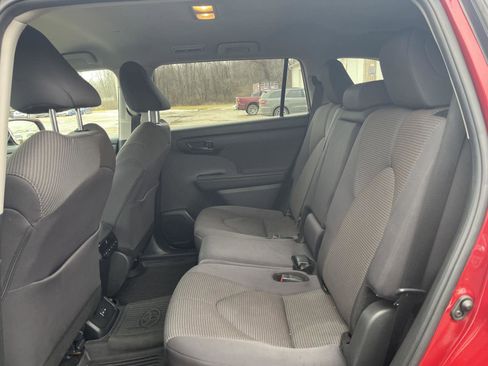 Used 2024 Toyota Highlander LE AWD/4WD image 30