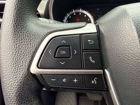 Used 2023 Toyota Highlander L image 29