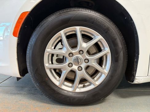 Used 2023 Chrysler Pacifica Touring-L FWD image 11