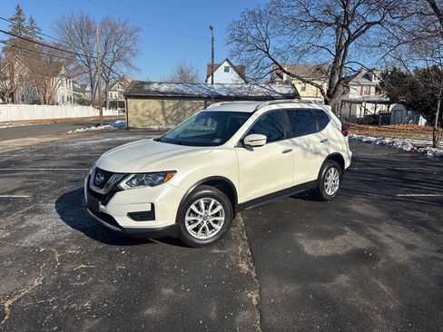 Used 2017 Nissan Rogue SV image 1
