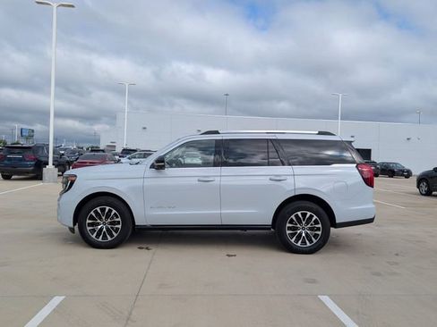 Used 2025 Ford Expedition Platinum AWD/4WD image 3