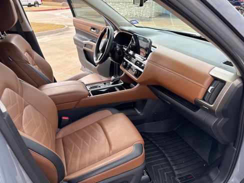 Used 2024 Nissan Pathfinder Platinum w/ Cargo Package image 21