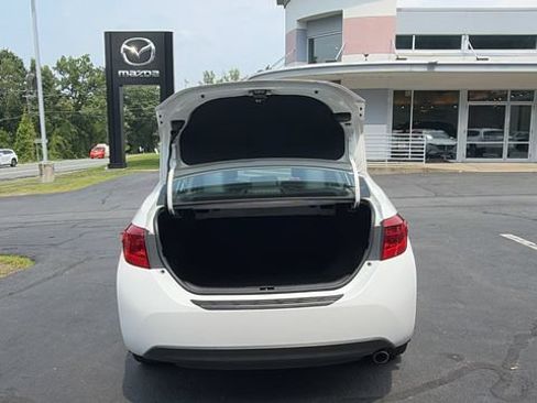 Used 2018 Toyota Corolla SE FWD image 14