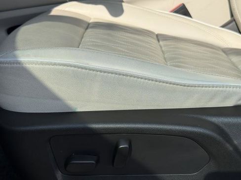 Used 2023 Buick Envision Avenir image 18