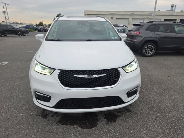 Used 2022 Chrysler Pacifica Touring-L w/ Uconnect Theater Family Group AWD/4WD image 22