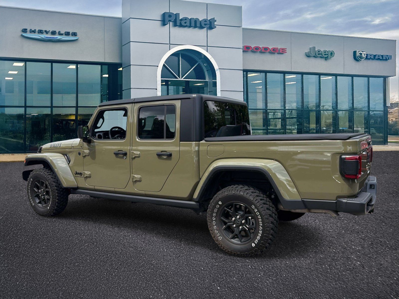 Used 2025 Jeep Gladiator Sport AWD/4WD image 3