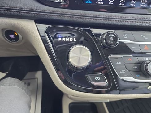 Used 2020 Chrysler Pacifica Limited image 23