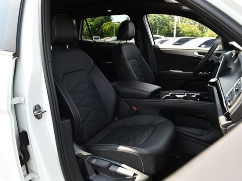 Certified 2024 Volkswagen Atlas Cross Sport SE w/ Panoramic Sunroof Package AWD/4WD image 20