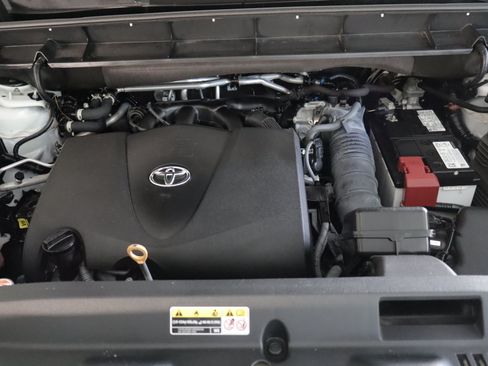 Used 2022 Toyota Highlander XLE AWD/4WD image 32