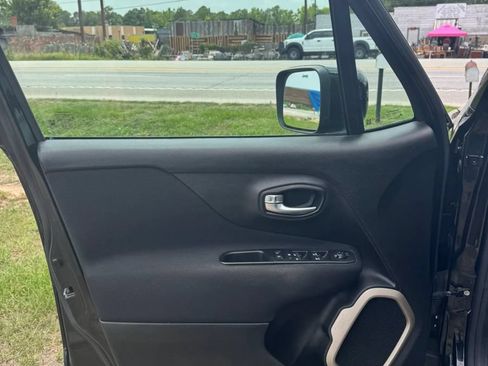 Used 2017 Jeep Renegade Latitude AWD/4WD image 13