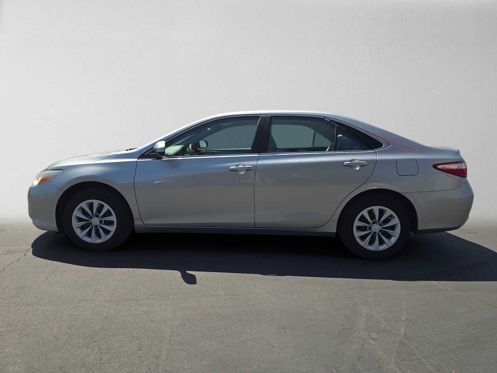 Used 2017 Toyota Camry LE FWD image 6