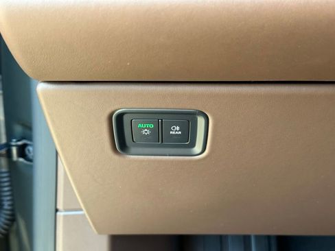 Certified 2025 Porsche Macan Electric image 33