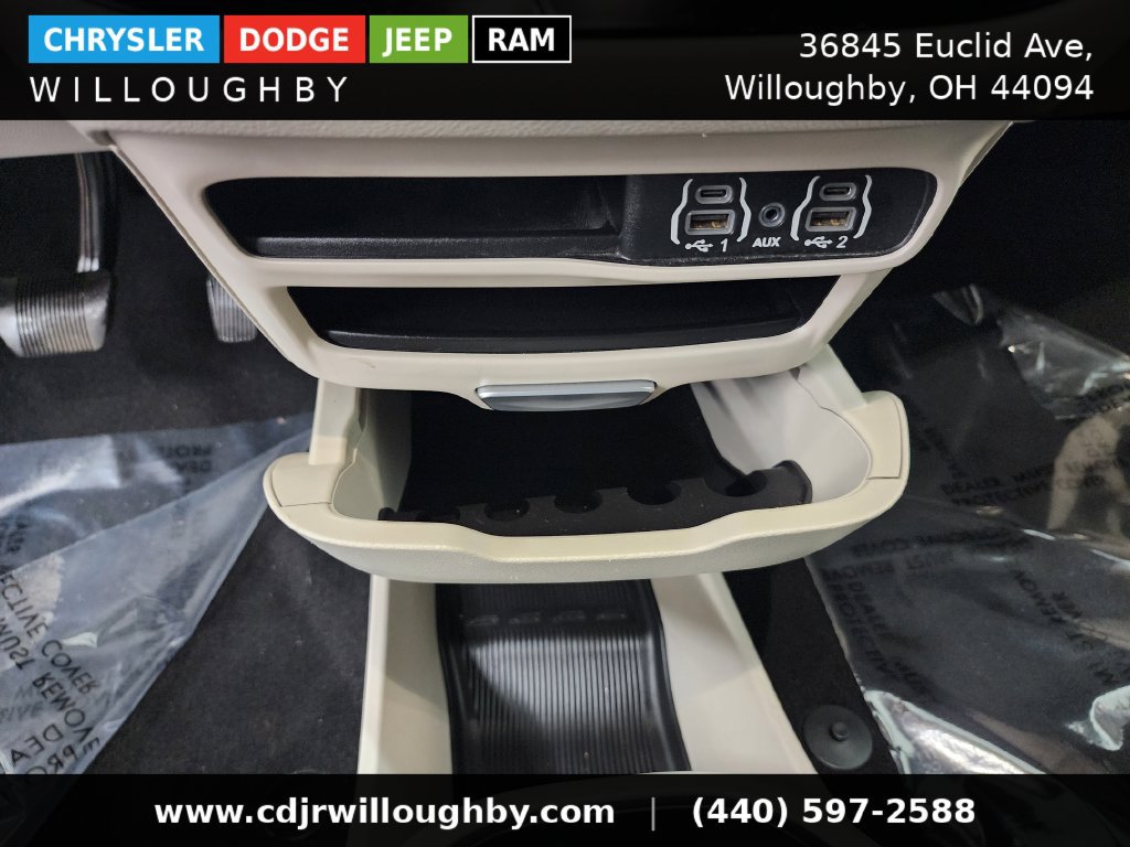 Used 2023 Chrysler Pacifica Touring-L FWD image 23