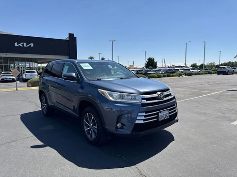 Used 2019 Toyota Highlander XLE FWD image 3