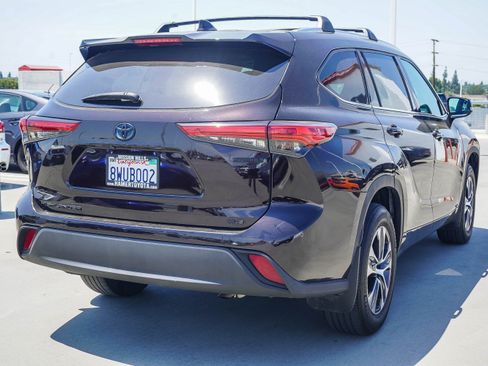 Certified 2021 Toyota Highlander XLE AWD/4WD image 7