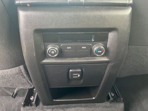 Used 2023 Chevrolet Traverse LT image 24