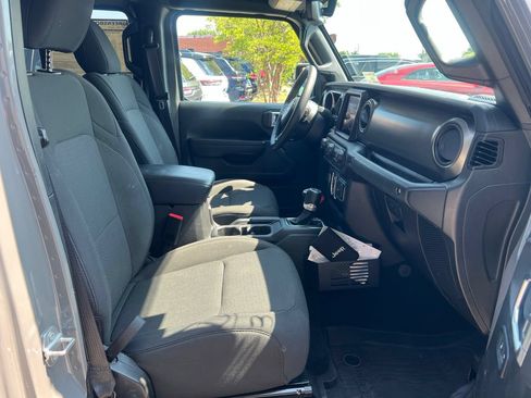 Used 2023 Jeep Gladiator Sport AWD/4WD image 18