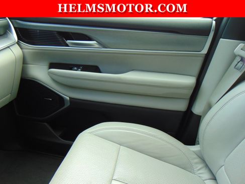Certified 2025 Jeep Wagoneer 4WD image 33