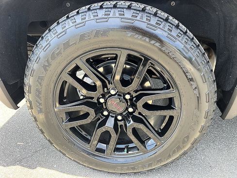 Used 2025 GMC Sierra 1500 Elevation w/ Preferred Package AWD/4WD image 2