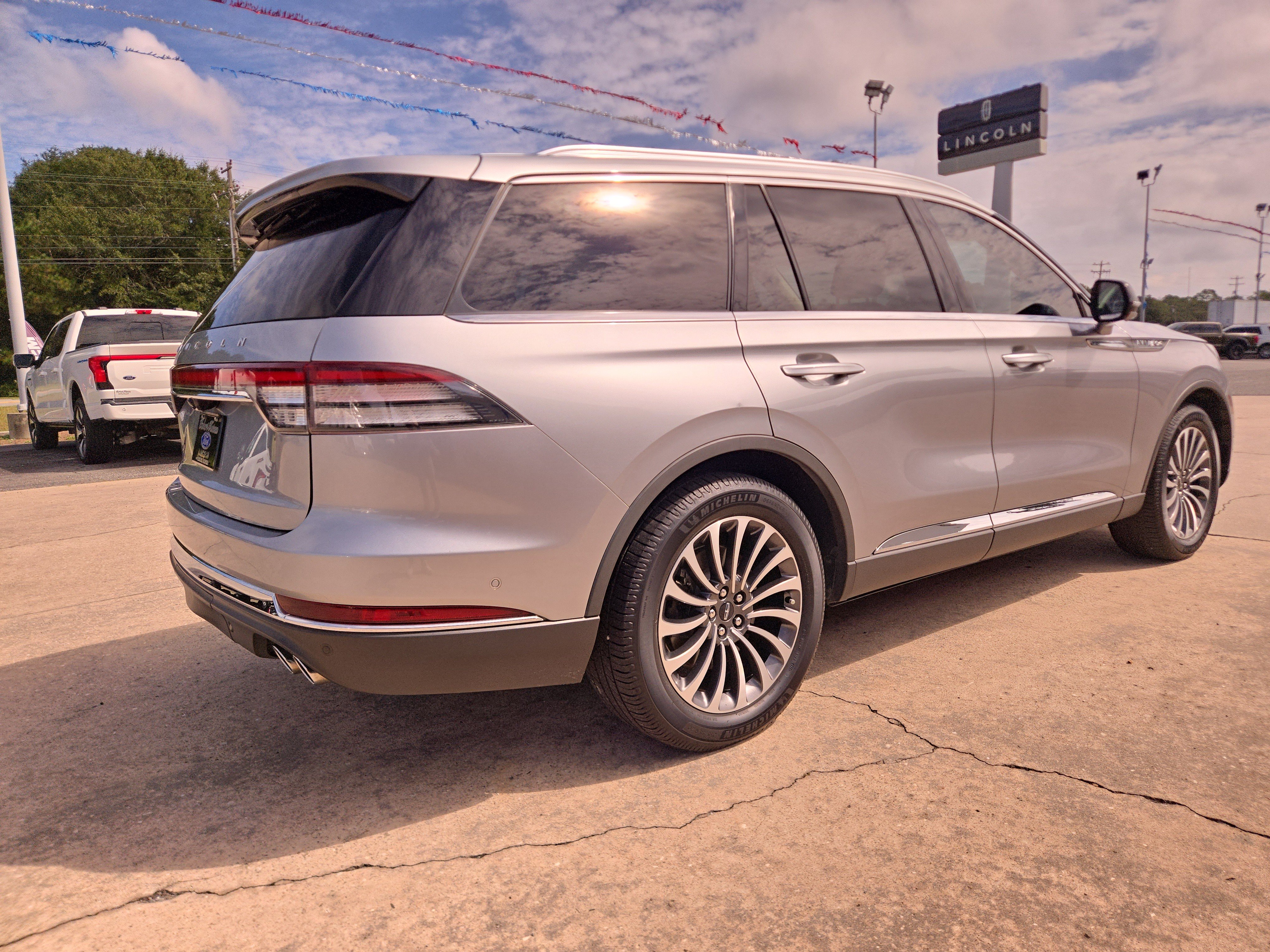 Used 2022 Lincoln Aviator Reserve w/ Equipment Group 201A RWD image 6