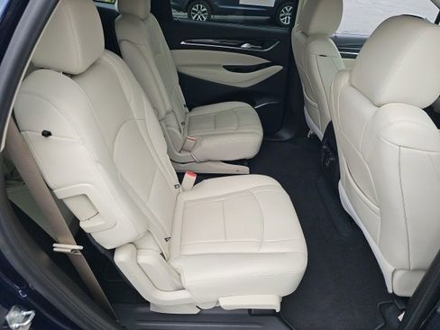 Used 2022 Buick Enclave Essence image 11