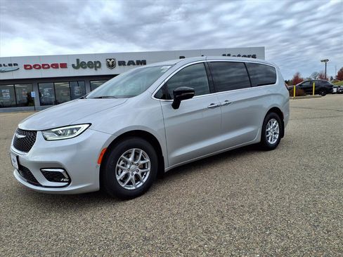 New 2026 Chrysler Pacifica Select FWD image 9