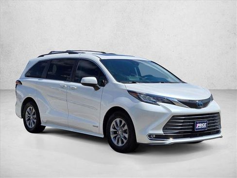 Used 2021 Toyota Sienna XLE FWD image 3