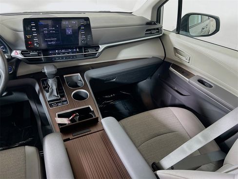 Certified 2024 Toyota Sienna LE image 21