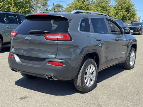 Used 2018 Jeep Cherokee Latitude Plus w/ Cold Weather Group AWD/4WD image 6
