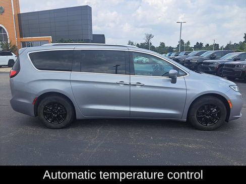 Used 2021 Chrysler Pacifica Touring-L FWD image 2