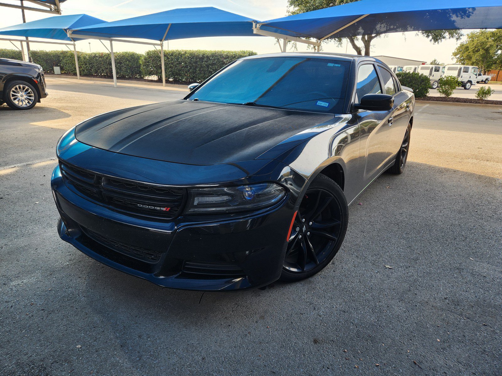 Used 2018 Dodge Charger SXT w/ Blacktop Package RWD image 2