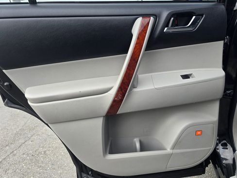 Used 2013 Toyota Highlander Limited image 22