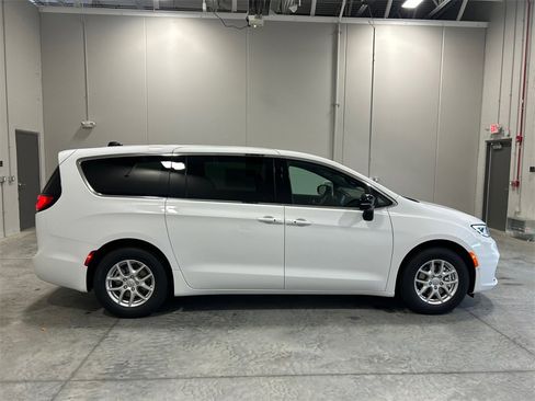 New 2026 Chrysler Pacifica Select image 5