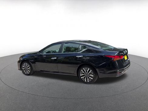 Used 2025 Nissan Altima 2.5 SV FWD image 16