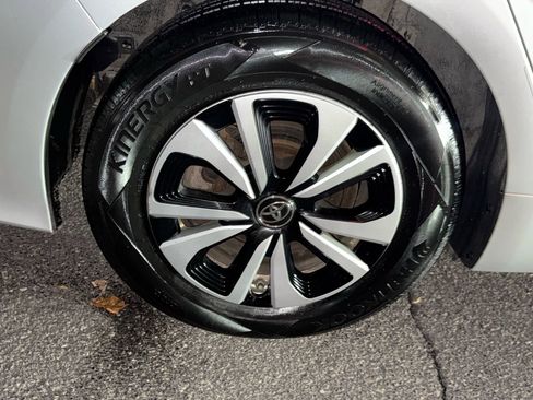 Used 2017 Toyota Prius Prime Premium image 19