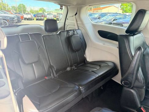 Used 2024 Chrysler Pacifica Limited FWD image 11