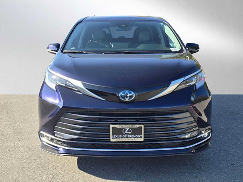 Used 2023 Toyota Sienna Limited image 8