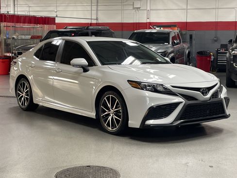 Used 2023 Toyota Camry SE FWD image 2