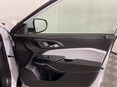 Used 2025 Chevrolet Trax LT FWD image 23