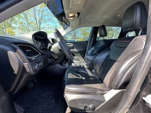 Used 2020 Jeep Cherokee Trailhawk image 24