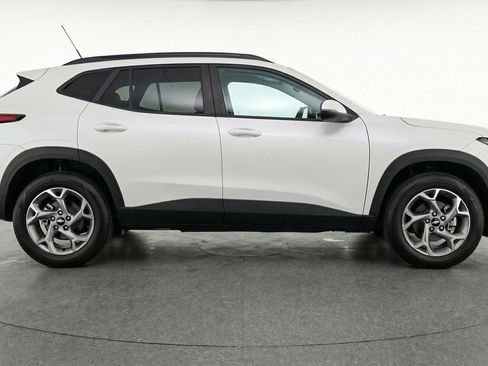 Used 2025 Chevrolet Trax LT w/ LT Convenience Package image 9