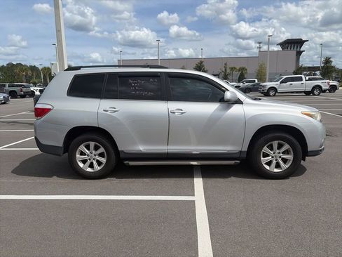Used 2012 Toyota Highlander FWD w/ Tech Pkg image 2