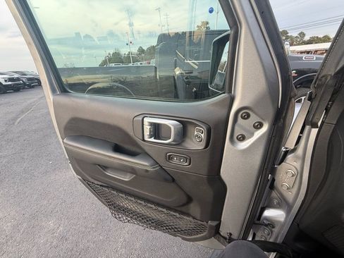 Used 2020 Jeep Gladiator Overland image 15